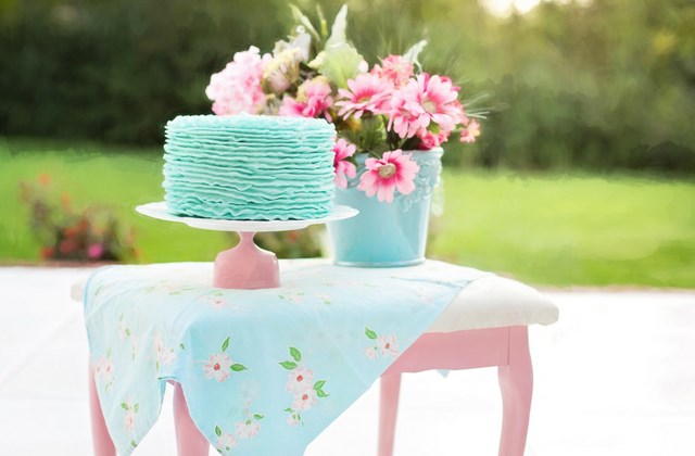 cake-table-flowers.png